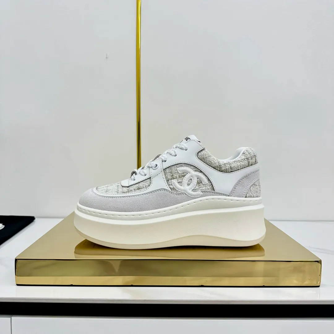 👟👟Ex-factory price 600👟👟 Upgraded version, upgraded version, upgraded version! No rebuttal accepted! ! ! ! Chanel Chanel panda shoes! 2025 counter's top casual sports shoes. This classic design; the upper is electro-embroidered with a variety of techniques; the outsole is fashionable and sporty; the unusual inclusion of a variety of color matching elements... The diversified mix and match is very good-looking and versatile, and can be used for leisure, fashion, sports, and outdoor... ꫛꫀꪝ Go➫ Materials: ❶Upper made of: original imported first-layer silk cowhide + original waterproof cloth + original first-layer cowhide ❷Inner lining: Original Yangli+Net ❸Outsole based on: Original TPU combination outsole Counter boutique packaging complete set for women 35–41 👉 👉 👉 👉 👉